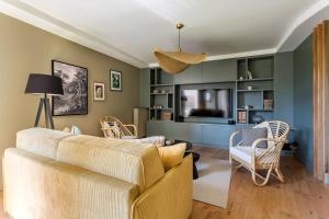 里昂的住宿－Appartement spacieux avec balcon 6pers，客厅配有沙发和椅子