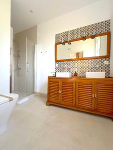 een badkamer met 2 wastafels en een spiegel bij VILLA CLAVERO TWO Premium Apt in Málaga