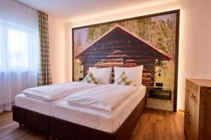 1 dormitorio con 1 cama y una gran pintura en la pared en Oberstdorfer Ferienwelt, en Oberstdorf