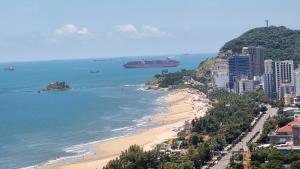 Blick auf einen Strand mit einem Schiff im Wasser in der Unterkunft Trinh CSJ Tower 169 Thuỳ Vân in Vũng Tàu
