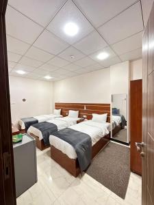 um quarto com 2 camas e um espelho em Villa Hotel Basra em Al Basrah