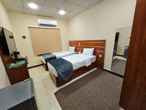 Pokój szpitalny z łóżkiem i lustrem w obiekcie Villa Hotel Basra w mieście Basra