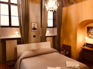 Posteľ alebo postele v izbe v ubytovaní Un avventura al centro della storia di Torino
