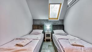 Un pat sau paturi într-o cameră la Apartament Cicha 11 VIP z JACUZZI, SAUNĄ i ogrodem by Royal Aparts