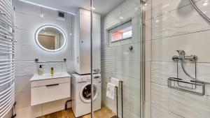 O baie la Apartament Cicha 11 VIP z JACUZZI, SAUNĄ i ogrodem by Royal Aparts +13 fotografii
