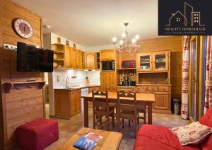 cocina y comedor con mesa y sillas en CHALET duplex Mont-Saxonnex en Mont-Saxonnex