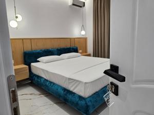 una camera con un letto e un divano blu di Villa Memaj a Ksamil