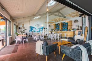 ein Restaurant mit Tischen und Stühlen in einem Zimmer in der Unterkunft Camping Bela Basque - Maeva in Anglet