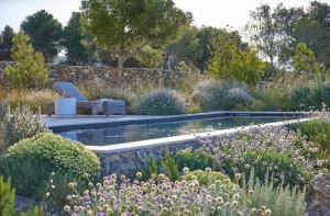 una piscina in un giardino fiorito di Château Capitoul a Narbonne