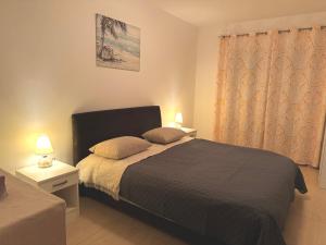 - une chambre avec un lit, deux lampes et une fenêtre dans l'établissement Friends 2 Apartments, à Risan