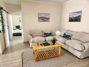 ein Wohnzimmer mit einem Sofa und einem Couchtisch in der Unterkunft Selah, self-catering in Pretoria