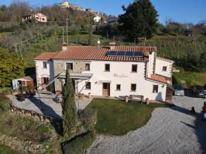 an aerial view of a white house with a yard at Agriturismo Menghino in Nievole