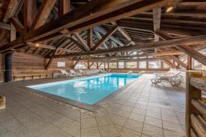 - une grande piscine dans un bâtiment en bois dans l'établissement Lapon H10, à Hauteluce