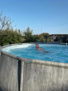 Sennecey-le-GrandにあるAuberg'Innの水泳中の男