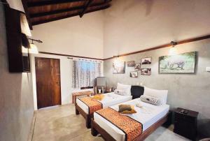 Кровать или кровати в номере Yala Leopard Lodge