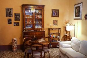 - un salon avec un canapé et une table dans l'établissement Marta Guest House, à Santa Maria del Giudice