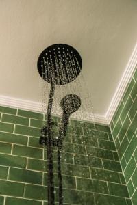 un cabezal de ducha con agua saliendo de él en Casa Wenceslao, en Pola de Laviana