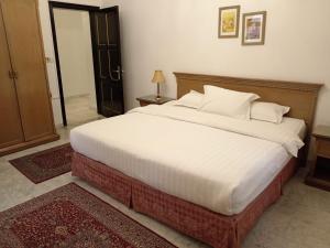 um quarto com uma cama grande num quarto em روتانة للشقق المخدومة بالحمرا em Jeddah
