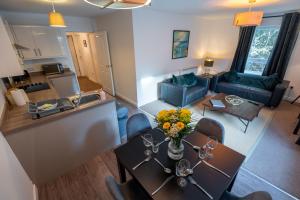 - Vistas a la sala de estar y al comedor en Tobermory Apartment, en Oban