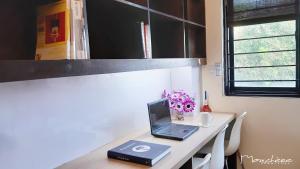 laptopa siedzącego na biurku w kuchni w obiekcie Monchere Dormitory w mieście Manila