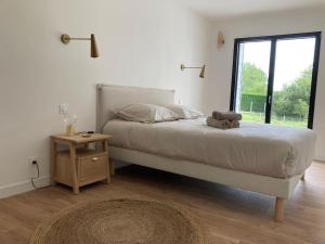 Un dormitorio con una cama con un osito de peluche. en St Malo à 15 Min et 10 Min de Dinard en Pleurtuit
