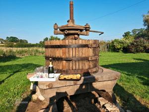 Sennecey-le-GrandにあるAuberg'Innの木樽(ワイン1本、グラス付)