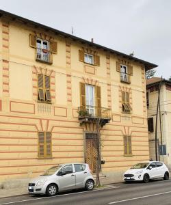 two cars parked in front of a building at Casa Vacanze Libarna Outlet in Serravalle Scrivia