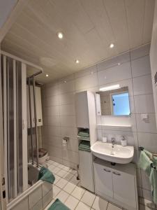 La salle de bains est pourvue d'un lavabo, d'une douche et de toilettes. dans l'établissement 1-Raum-Apartment Klein - Fein - Mein!, à Mönchengladbach