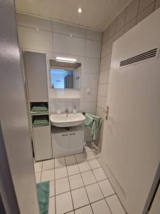 La salle de bains est pourvue d'un lavabo et d'un miroir. dans l'établissement 1-Raum-Apartment Klein - Fein - Mein!, à Mönchengladbach
