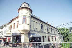 a building with a tower on the side of it at Ratiu House in Turda