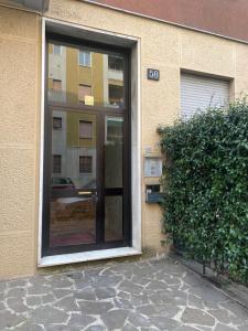 une porte vitrée d'un bâtiment avec une fenêtre dans l'établissement Zanella 50, à Milan
