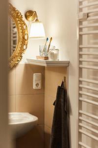 ein Bad mit einem Waschbecken, einem Spiegel und einem Handtuch in der Unterkunft R B Apartment Hamburg Business am Flughafen für 1-5 Personen - ideal für Geschäftsreisende und Familien - Küche - Waschtrockner - Smart TV - kostenloser Parkplatz in Hamburg + 24 Fotos