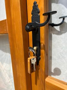 una serratura con una chiave di BOHO GLAMPING CONIL a Cadice