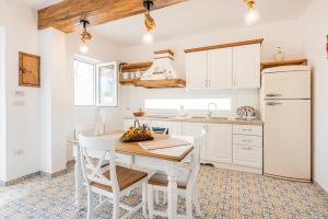 A kitchen or kitchenette at Terrazza e Conchiglie