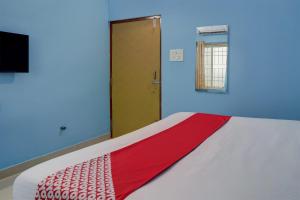 a bedroom with a bed with a red blanket on it at OYO Flagship Dn Premium Villa in Jānla