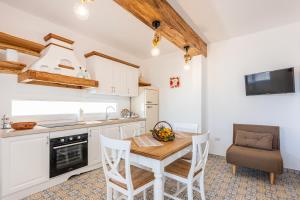 A kitchen or kitchenette at Terrazza e Conchiglie