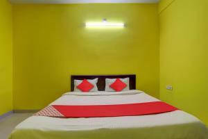 ein Schlafzimmer mit einem großen Bett mit grünen Wänden in der Unterkunft OYO Flagship Dn Premium Villa in Jānla