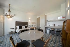 sala de estar con mesa y cama en Palácio Fenizia Lux Apartments, en Oporto