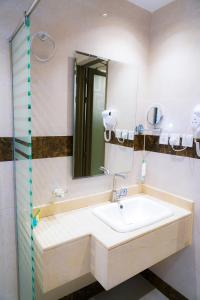 جلف ستار للشقق المخدومة GULF STAR APARTMENTs في الرياض: حمام مع حوض ومرآة