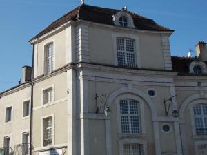 CommercyにあるLa Vue De Châteauの時計塔のある建物