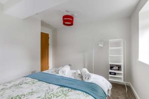 1 dormitorio con 1 cama con luz roja encima en Luton Cozy & Lovely Stay for Contractors en Luton