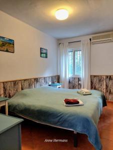 een slaapkamer met een groot bed in een kamer bij Finca Floretta in Canillas de Albaida