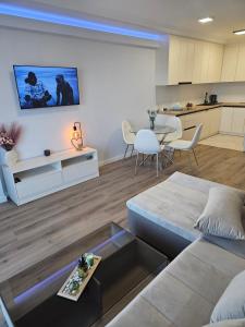 - un salon avec un canapé et une table dans l'établissement Cozy Apartments Avanera Suceava, à Suceava
