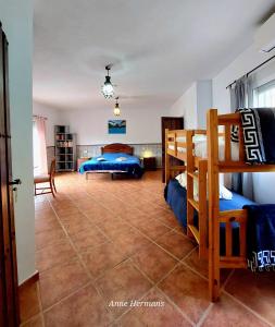 een slaapkamer met 2 stapelbedden en een woonkamer bij Finca Floretta in Canillas de Albaida