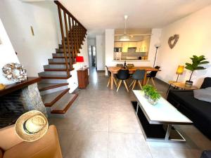 uma sala de estar com uma escada e uma sala de jantar em Breda 4a em Torroella de Montgrí