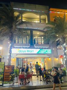 a group of people walking in front of a store at Novaworld Phan Thiết-7Days mart in Phan Thiet