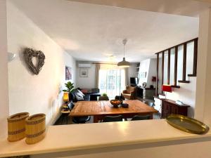 ein Wohnzimmer mit einem Tisch und einem Esszimmer in der Unterkunft Breda 4a in Torroella de Montgrí