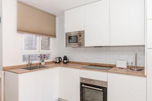 Küche/Küchenzeile in der Unterkunft Chueca I calle Farmacia 1BR 1BH