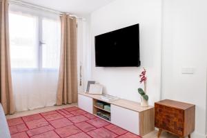 ein Wohnzimmer mit einem Flachbild-TV an der Wand in der Unterkunft Luxury flat Chueca I in Madrid