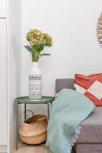 Ein Sitzbereich in der Unterkunft Chueca I calle Farmacia 1BR 1BH